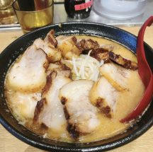 名古屋の栄にあるラーメン店でメガチャーシュー麺を頂く「さかえ屋」